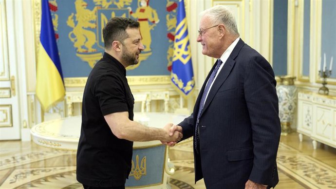 El presidente de Ucrania, Volodimir Zelenski, y el enviado especial estadounidense, Keith Kellogg