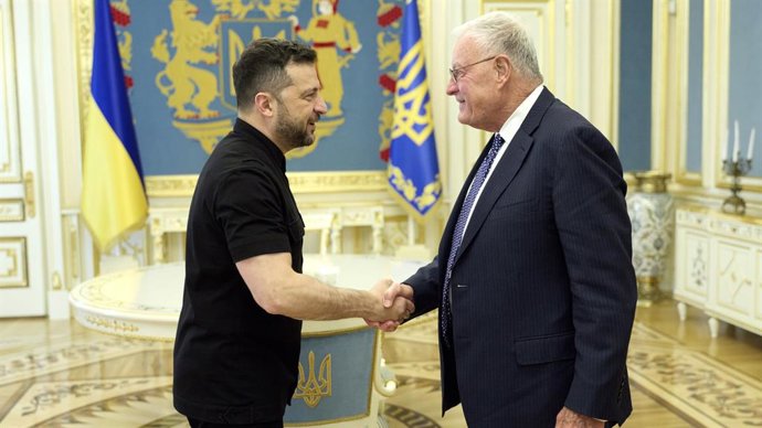 O presidente ucraniano Volodimir Zelensky e o enviado especial dos EUA Keith Kellogg