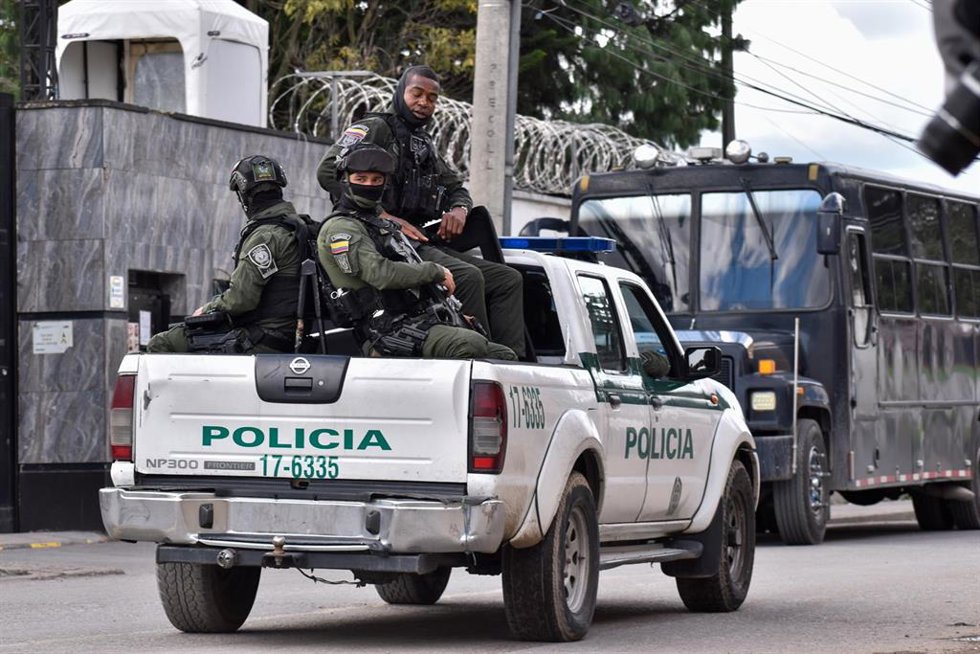 Archivo - Fuerzas de seguridad patrullan los exteriores de una cárcel en Bogotá, Colombia 
