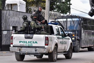 Archivo - Fuerzas de seguridad patrullan los exteriores de una cárcel en Bogotá, Colombia 