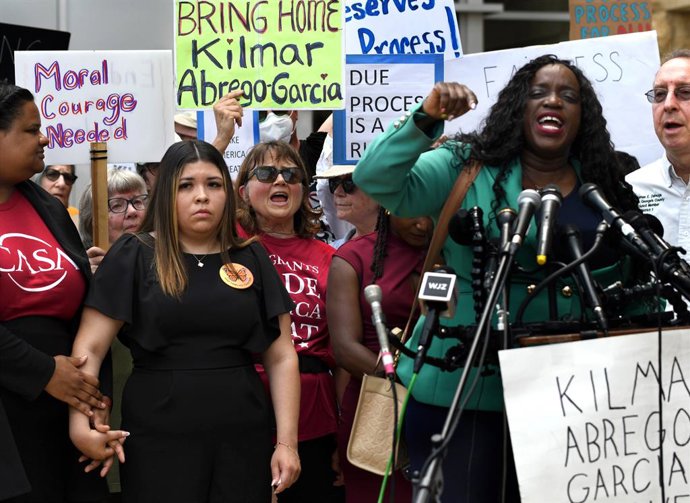 Archivo - May 16, 2025, Greenbelt, Md, USA: Jennifer Vasquez Sura attends a hearing in the case of her husband Kilmar Abrego Garcia who was deported to a notorious prison in El Salvador due to a Trump administrative error at the U.S. District Court for th