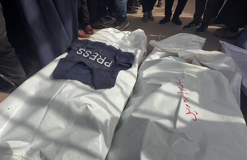 Archivo - Palestinos lloran la muerte de un periodista y su hijo en Jan Yunis, en el sur de la Franja de Gaza