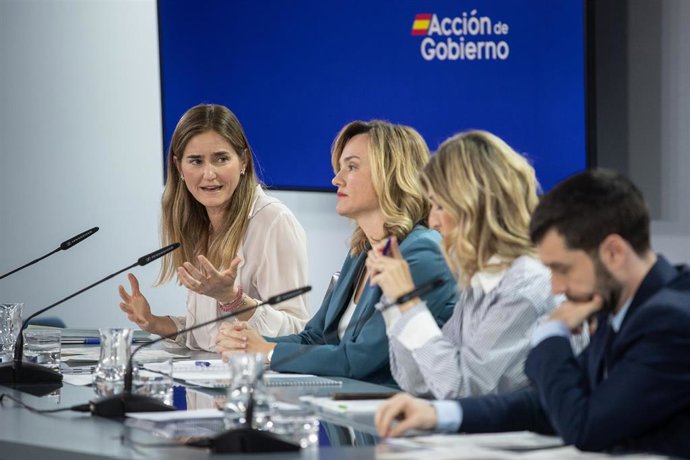 Archivo - La vicepresidenta tercera y ministra para la Transición Ecológica y el Reto Demográfico, Sara Aagesen (1i), durante la rueda de prensa tras el Consejo de Ministros, en el Palacio de la Moncloa, a 11 de febrero de 2025, en Madrid (España). 