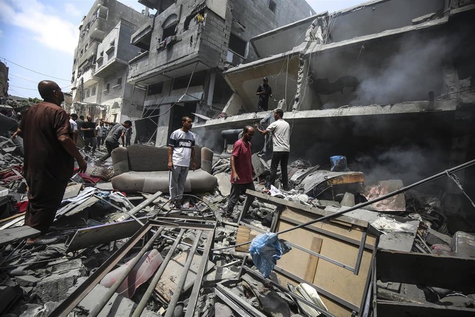 Palestinos examinan los escombros tras un ataque israelí en ciudad de Gaza