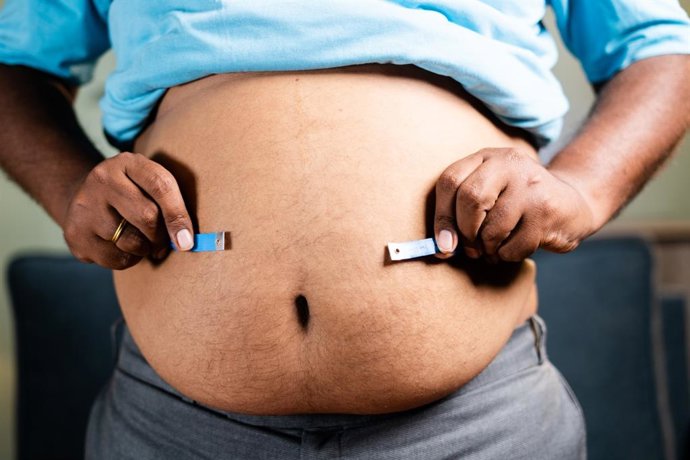 Archivo - Imagen de recurso de un hombre con grasa abdominal.