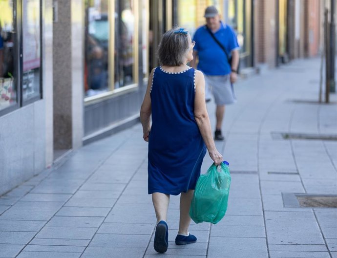 Archivo - (Foto de ARCHIVO) Una señora mayor sujeta una bolsa mientras camina