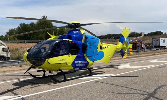 Archivo - Helicóptero medicalizado de Sacyl.
