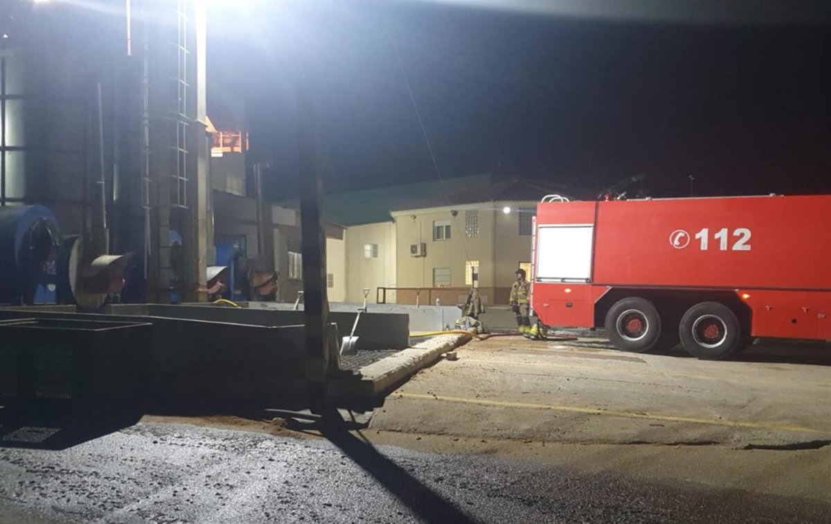 Bomberos extinguen un incendio declarado en una empresa de Bullas (Murcia)