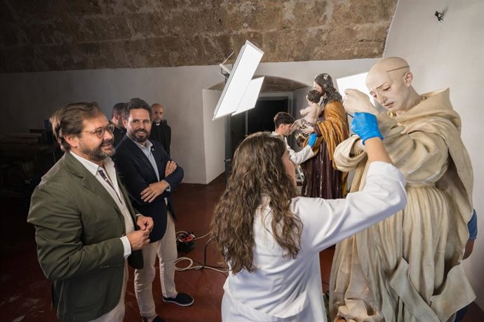 Antonio Granados ha tenido palabras de agradecimiento "para la Archidiócesis de Granada y a todas las entidades que han hecho posible esta grandísima exposición de José de Mora", así como al equipo de restauradores que trabajan en las diversas tallas.