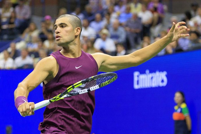 25 August 2025, US, New York: Spanish tennis player Carlos Alcaraz in action against US Reilly Opelka during their men's singles first round match of the 2025 US Open tennis tournament at USTA Billie Jean King National Tennis Center. Photo: Javier Rojas/P