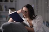 Foto: Más de un tercio de la población necesita alejarse del libro para leer bien