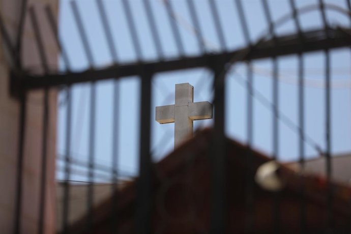Archivo - La Iglesia de la Sagrada Familia en la ciudad de Gaza durante una visita del patriarca latino de Jerusalén, el cardenal Pierbattista Pizzaballa, y el patriarca ortodoxo de Jerusalén, Teófilo III, tras un ataque de Israel contra el edificio (arch
