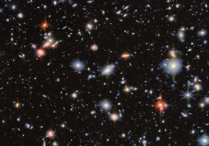 Esta imagen combina datos de las cámaras MIRI y NIRcam del JWST para crear una vista multicolor del Campo Ultraprofundo del Hubble. Los tonos verdes, naranjas y rojos provienen de MIRI y revelan las galaxias y estrellas más rojas del campo.