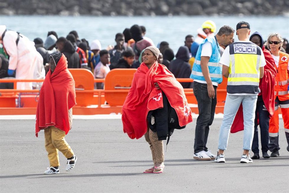 Archivo - Varios servicios de emergencia atienden a migrantes recién rescatados de un cayuco, en Puerto Naos, a 4 de enero de 2025, en Arrecife, Lanzarote, Canarias (España). 