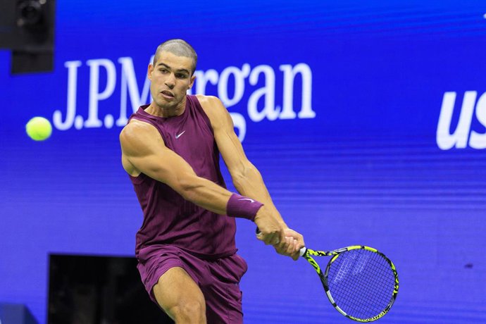25 August 2025, US, New York: Spanish tennis player Carlos Alcaraz in action against US Reilly Opelka during their men's singles first round match of the 2025 US Open tennis tournament at USTA Billie Jean King National Tennis Center. Photo: Javier Rojas/P