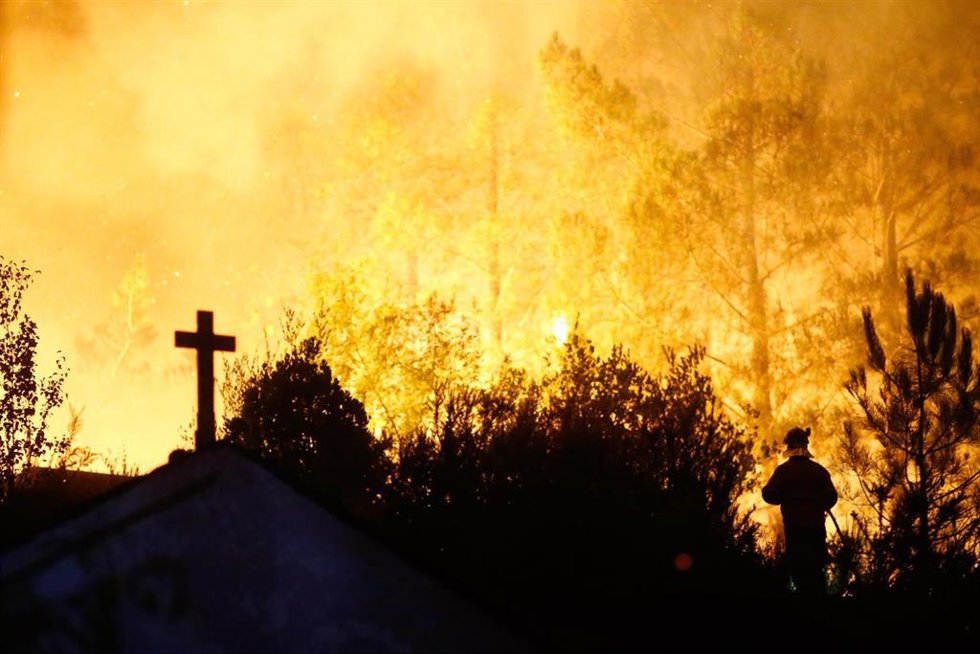 Un vecino ve el avance del fuego, a 25 de agosto de 2025, en A Pobra de Brollón, Lugo, Galicia (España).  