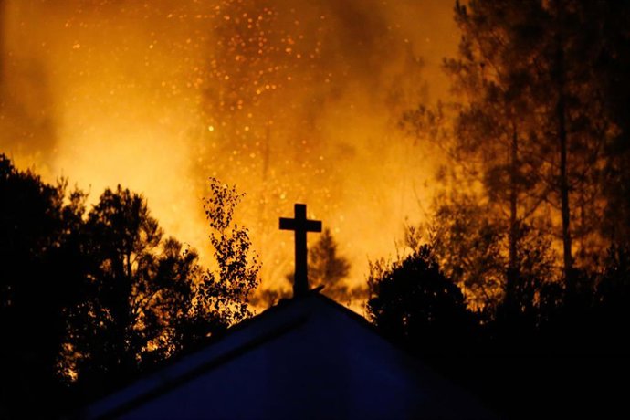 Un vecino ve el avance del fuego, a 25 de agosto de 2025, en A Pobra de Brollón (Lugo). 