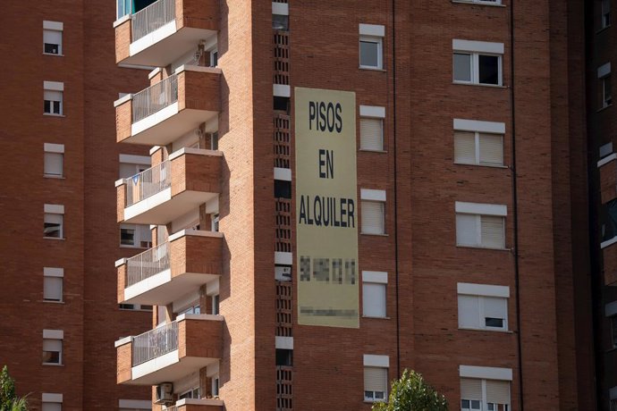 Archivo - Cartel de alquiler de viviendas en la fachada de un edificio, a 31 de diciembre de 2022, en Barcelona, Cataluña (España). El precio de los alquileres en Barcelona ha crecido un 25,7% en 2022, hasta los 19,3 euros por metro cuadrado al mes, según
