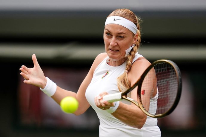 Archivo - 01 July 2025, United Kingdom, London: Czech tennis player Petra Kvitova plays a forehand return against USA's Emma Navarro during their Women's Singles first round match on day two of the 2025 Wimbledon Championships at the All England Lawn Tenn