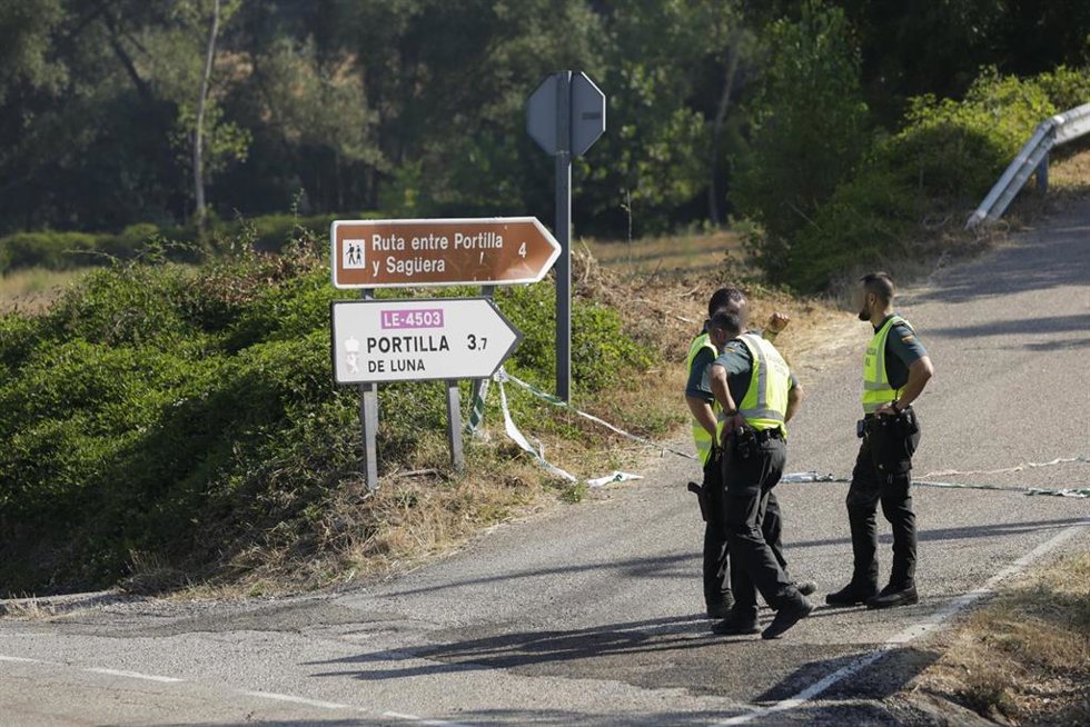 Efectivos de la Guardia Civil durante las labores de extinción del incendio de Garaño (León).