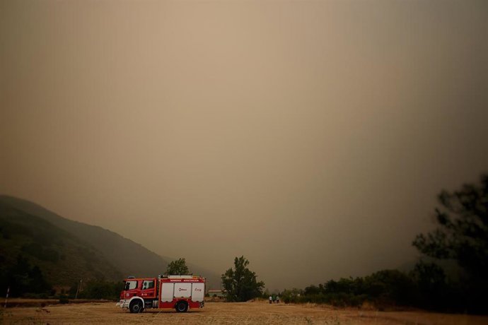 Un camión de bomberos trabaja en las labores de extinción del incendio en el entorno de los Picos de Europa, a 18 de agosto de 2025, en Tierra de la Riena, León, Castilla y León (España). 