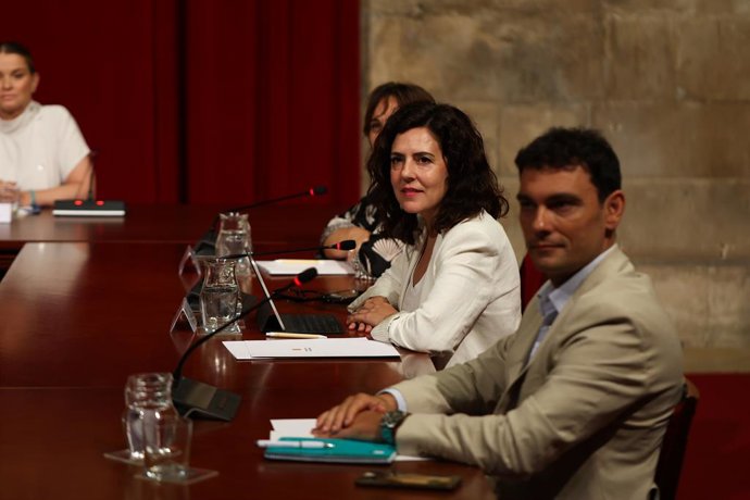 A conselheira de Famílias, Bem-Estar Social e Cuidados com a Dependência, Sandra Fernández, durante a reunião com a presidente do Governo, Marga Prohens, e os conselhos de Mallorca, Menorca, Ibiza e Formentera para tratar da situação migratória em Bale