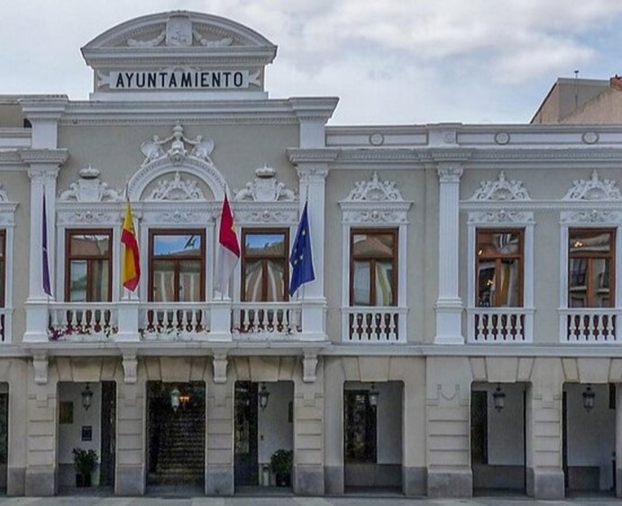 Archivo - Fachada del Ayuntamiento de Guadalajara.