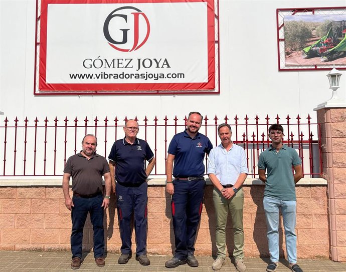 El vicesecretario de Agricultura, Ganadería y Agua del PP de Sevilla, Alberto Sanromán, a la izquierda, durante su visita a empresas del sector agrícola.
