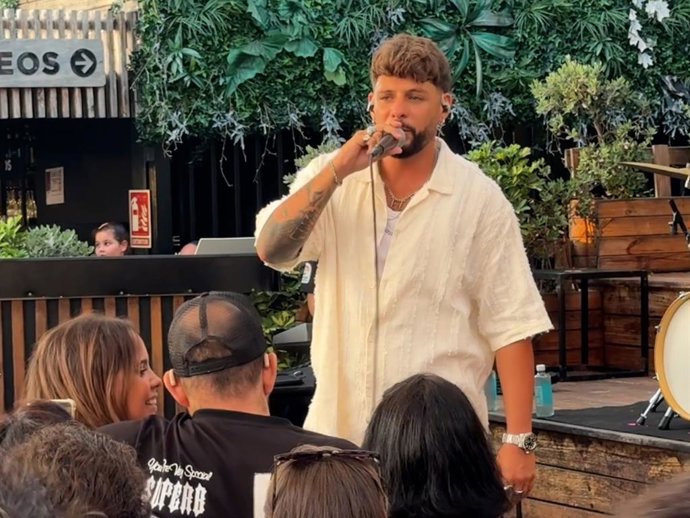 Gloria Camila y su sobrino David Flores en primera fila del concierto de Álvaro García en Chipiona