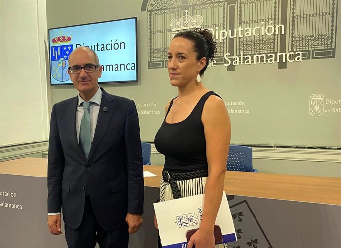 El presidente de la Diputación, Javier Iglesias, junto a la diputada de Medio Ambiente, Pilar Sánchez, durante la presentación del Plan de prevención de incendios.