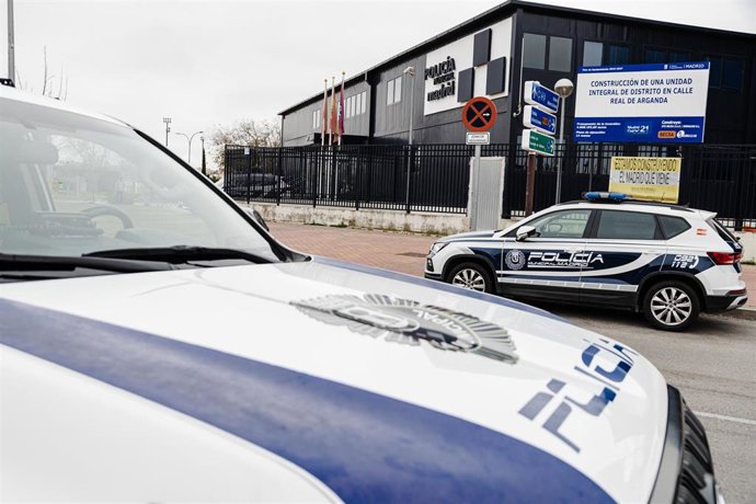 Archivo - Un coche de Policía frente a la Unidad de la Policía Municipal de Villa de Vallecas.