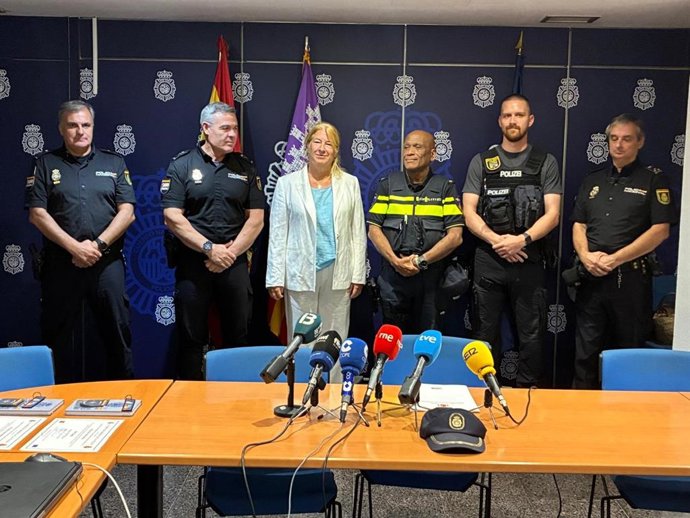 El jefe superior de la Policia Nacional en Palma, José Luis Santafé, junto a los policías alemán y neerlandés que han trabajado este verano en Ciutat y la cónsul neerlandesa en Baleares, Ingrid van de Reijt