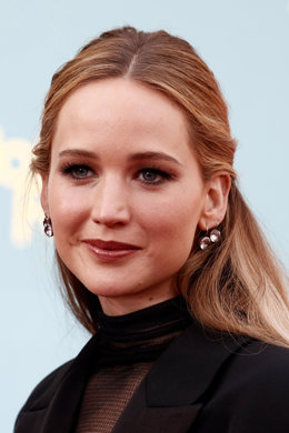 Archivo - FILED - 15 de junho de 2023, Berlim: Jennifer Lawrence, atriz e produtora norte-americana, é fotografada na estreia alemã do filme "No Hard Feelings" no Zoo Palast. Lawrence acredita que relacionamentos entre mulheres mais velhas e homens mais j