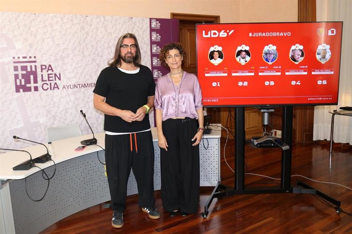 La concejal de Impulso Económico, Judith Castro, y el productor ejecutivo de Palencia Brava, Javier San Segundo.