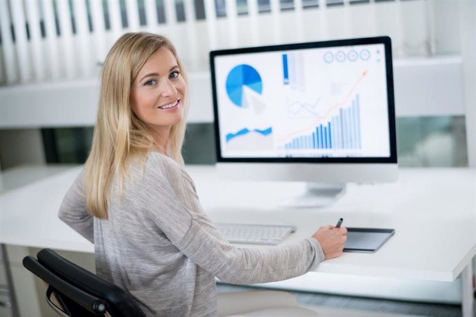 Archivo - Mujer de negocios  trabajando en la oficina usando el ordenador y dibujando gráficos.