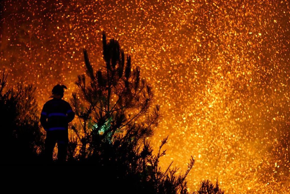 Un vecino ve el avance del fuego en A Pobra do Brollón. 