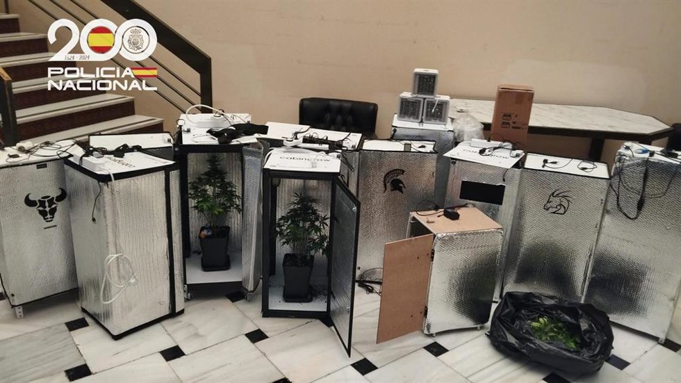 Imagen de los armarios 'indoor', fabricados artesanalmente para el cultivo de marihuana, intervenidos en esta operación.
