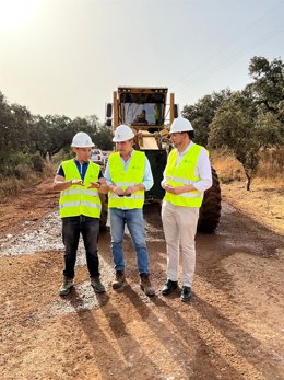 El delegado de Agricultura, Pesca, Agua y Desarrollo Rural en Huelva, Álvaro Burgos, en su visita a una de las actuaciones del Plan Itínere.