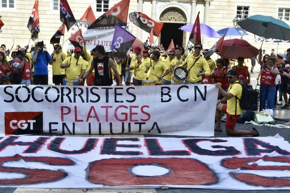 Socorristas de Barcelona durante una manifestación, a 22 de agosto de 2025, en Barcelona.