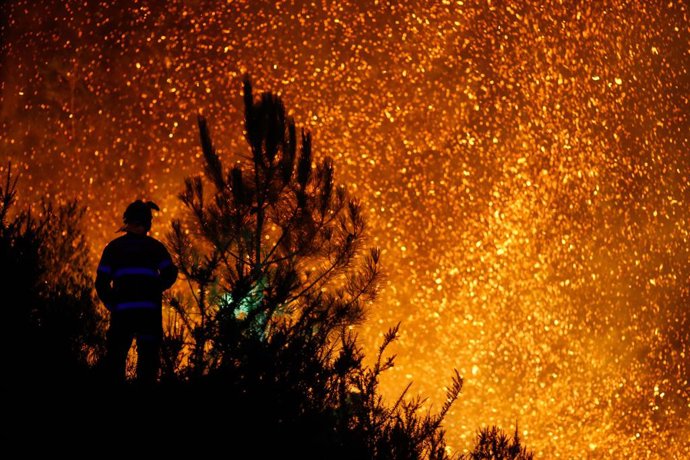 Un vecino ve el avance del fuego, a 25 de agosto de 2025, en A Pobra de Brollón, Lugo, Galicia (España). Un incendio en el municipio lucense de A Pobra do Brollón, originado en la parroquia de Abrence, ha obligado a declarar la situación 2 de emergencia. 