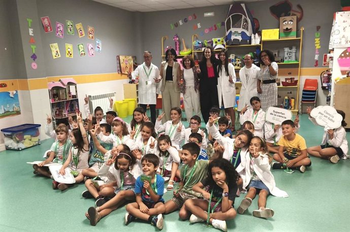 La AECC fomenta la investigación y las vocaciones científicas en niños de ludotecas de Logroño con 'Ciencia para todos'