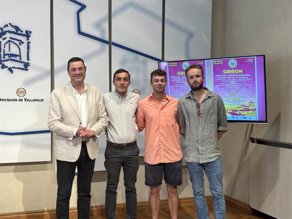 Imagen del diputado de Juventud y Deportes, Javier González (izqda.), junto con el alcalde de Pollos, Luis Ángel García; el organizador del festival, Eduardo Gallo, y el concejal Diego Gutiérrez en la presentación del Festival