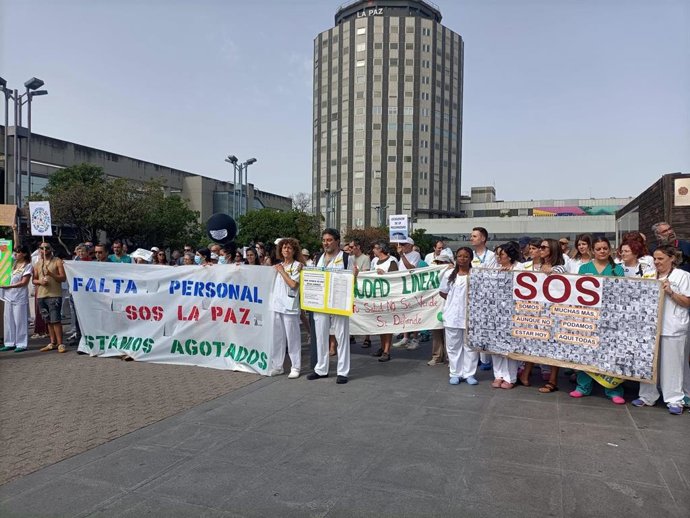 Concentración de trabajadores del Hospital de La Paz durante la huelga de 24 horas