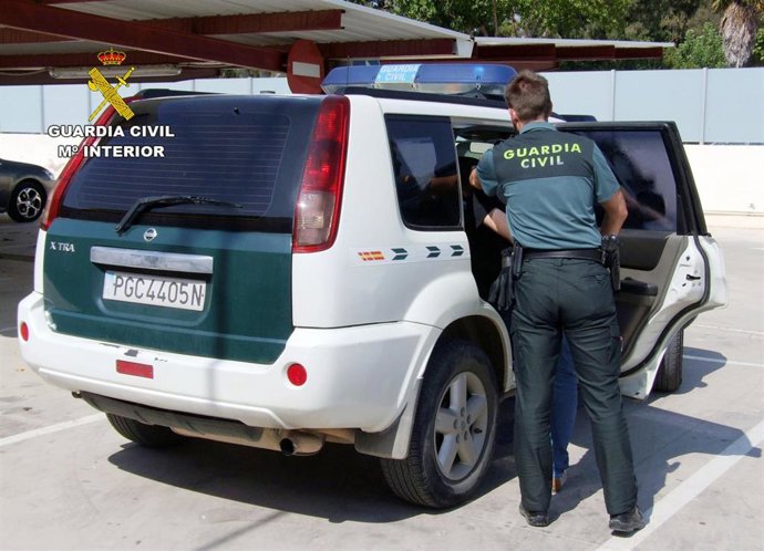 El detenido entra en un vehículo de la Guardia Civil