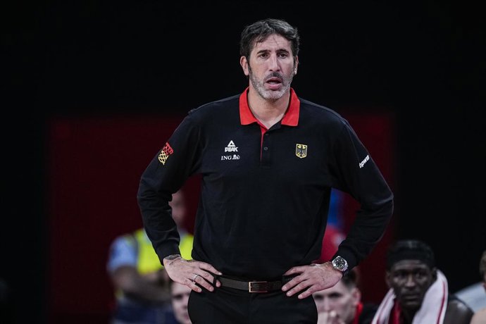 Alex Mumbru, técnico da Alemanha, observa durante o Torneio Cidade de Madri, partida de basquete disputada entre Espanha e Alemanha na Arena de Madri, em 21 de agosto de 2025, em Madri, Espanha.