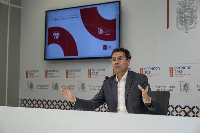El grupo municipal del PSOE en el Ayuntamiento de Granada, a través de su viceportavoz, Paco Cuenca, ha defendido que la senda de saneamiento financiero en la ciudad es fruto del trabajo y la gestión socialista