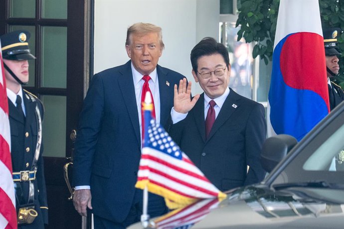 PEQUIM, 26 de agosto de 2025 -- O presidente dos EUA, Donald Trump (2ª à esq.), recebe o presidente sul-coreano Lee Jae-myung (2ª à dir.) na Casa Branca em Washington, D.C., Estados Unidos, em 25 de agosto de 2025.