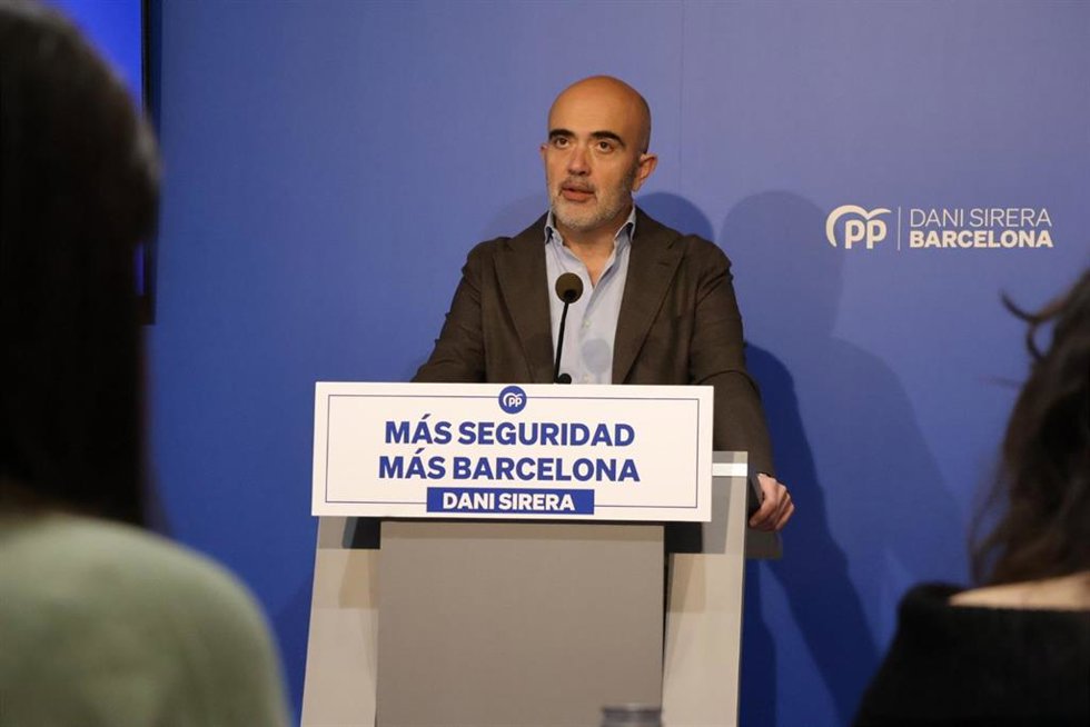 Archivo - El presidente del PP en el Ayuntamiento de Barcelona, Daniel Sirera, en rueda de prensa.