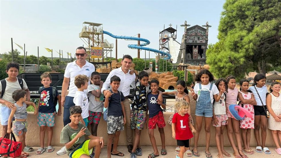 El director general de Inmigración y Cooperación al Desarrollo, Manuel Pavón, junto a los 14 niños saharauis que han pasado el día en Western Park