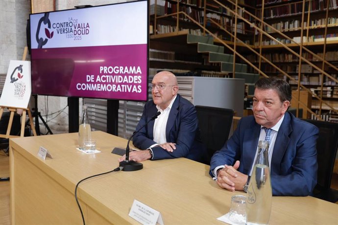 El alcalde de Valladolid, Jesús Julio Carnero, y el consejero de la Presidencia, Luis Miguel González Gago, en la presentación de las actividades para conemorar el 475 aniversario de La Controversia de Valladolid